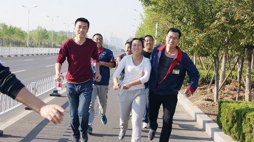 比赛过程中,队员體(tǐ)力不支,全组人员不抛弃、不放弃,相互搀扶,最终到达终点。.JPG